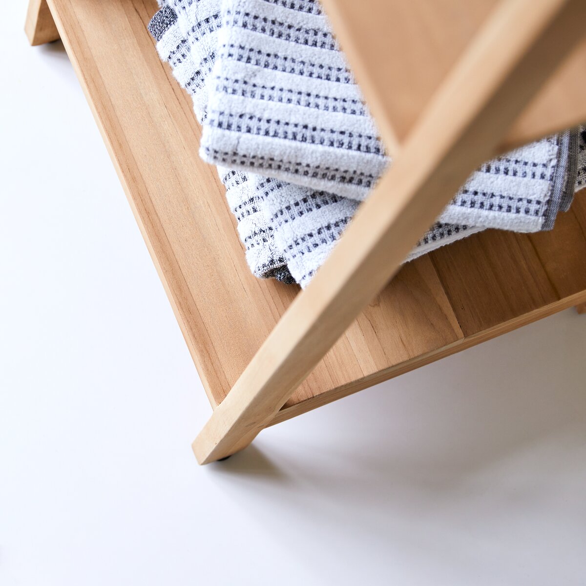 Etagère murale de salle de bain verticale en bois de teck bahya Couleur  naturel Tikamoon