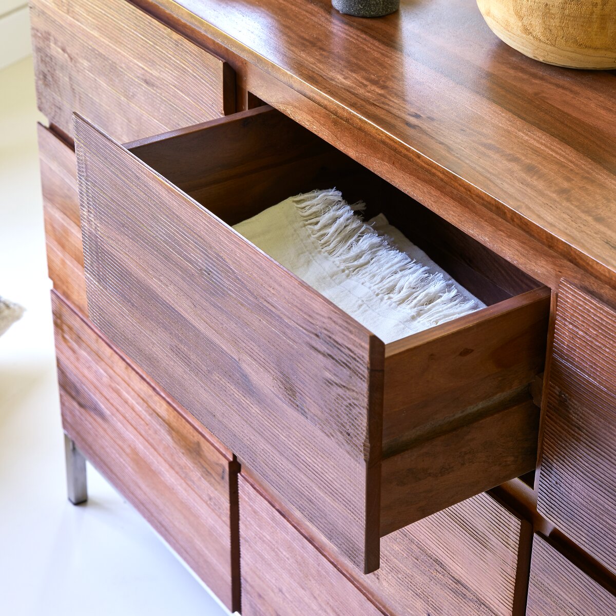 Nova - Buffet en palissandre massif 155 cm Nova - Buffet en palissandre massif 155 cm