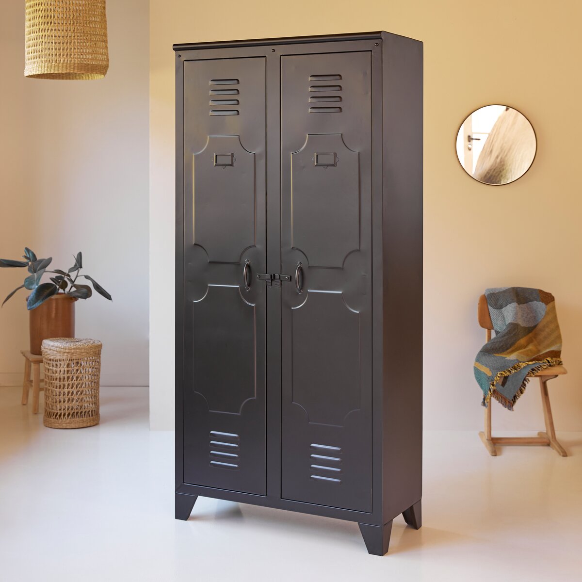 Une armoire métallique pour votre chambre