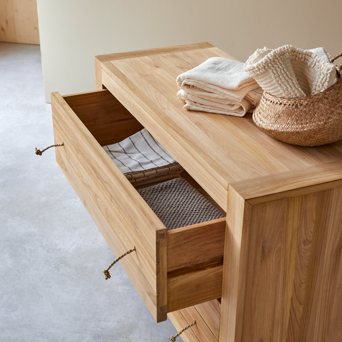 Minimalys - Kommode aus massivem Teakholz Minimalys - Kommode aus massivem Teakholz