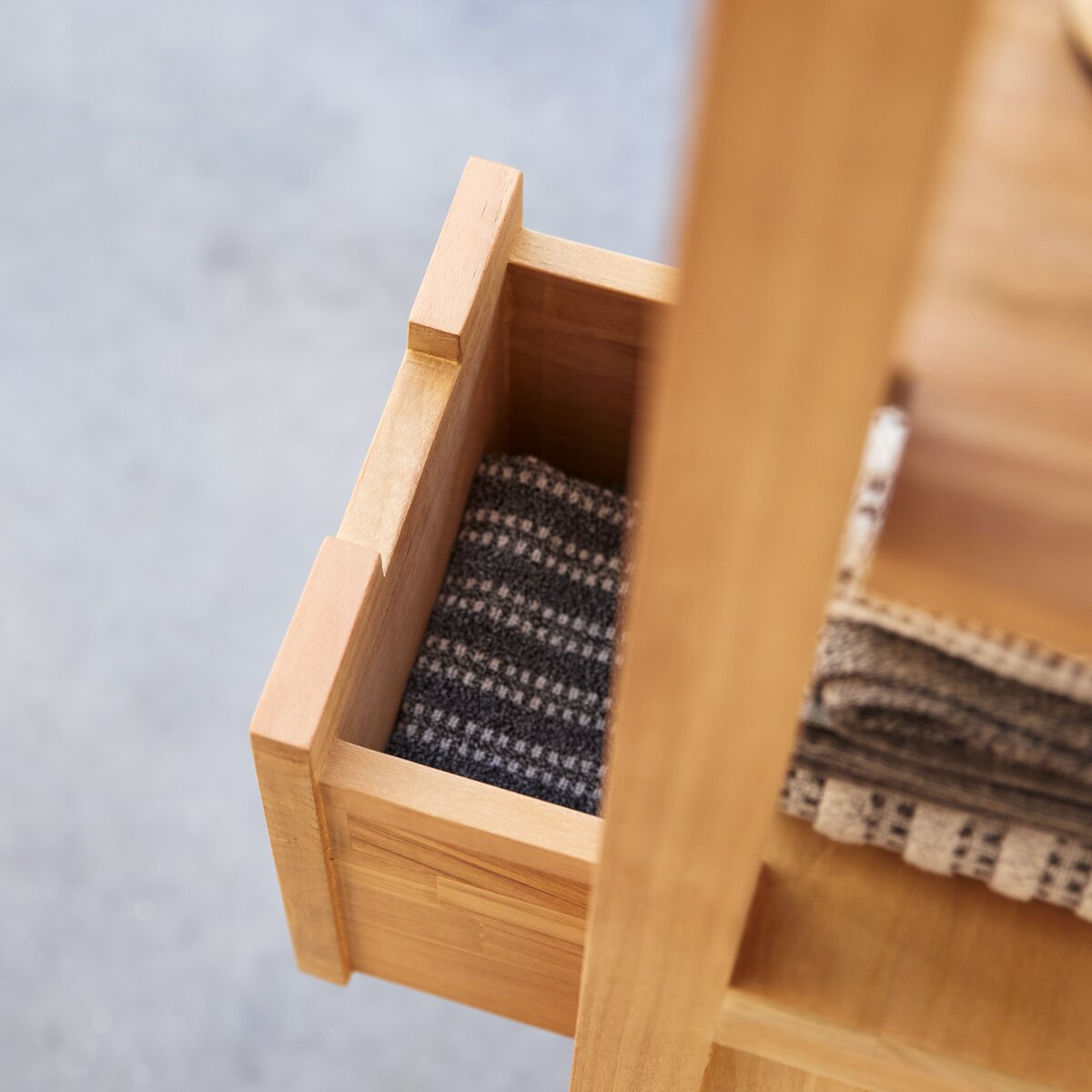 Serena - Hochschrank aus massivem Teak Serena - Hochschrank aus massivem Teak
