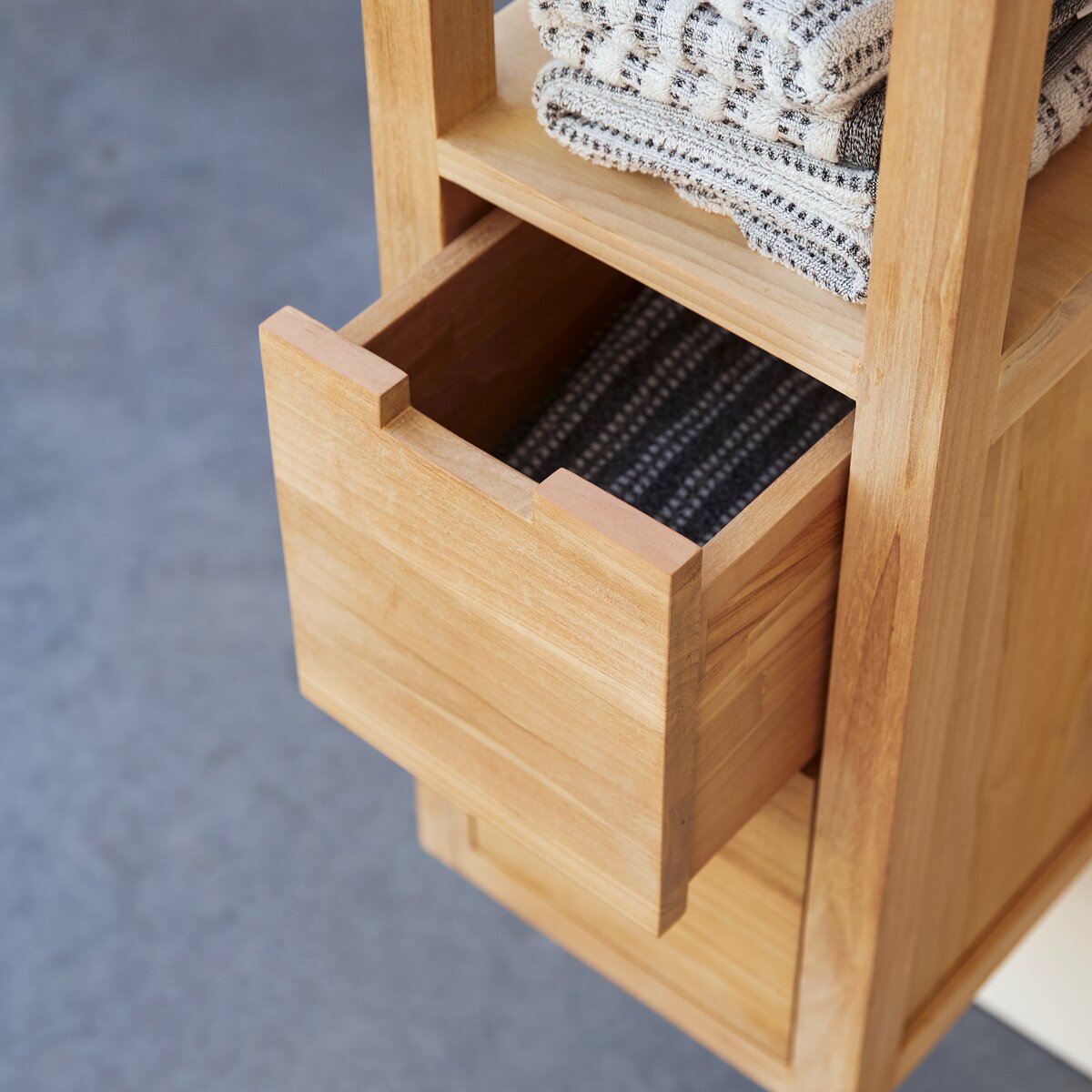 Libreria a quattro ripiani e due cassetti con cornice a colonnine doriche  in legno di teak (60x40)