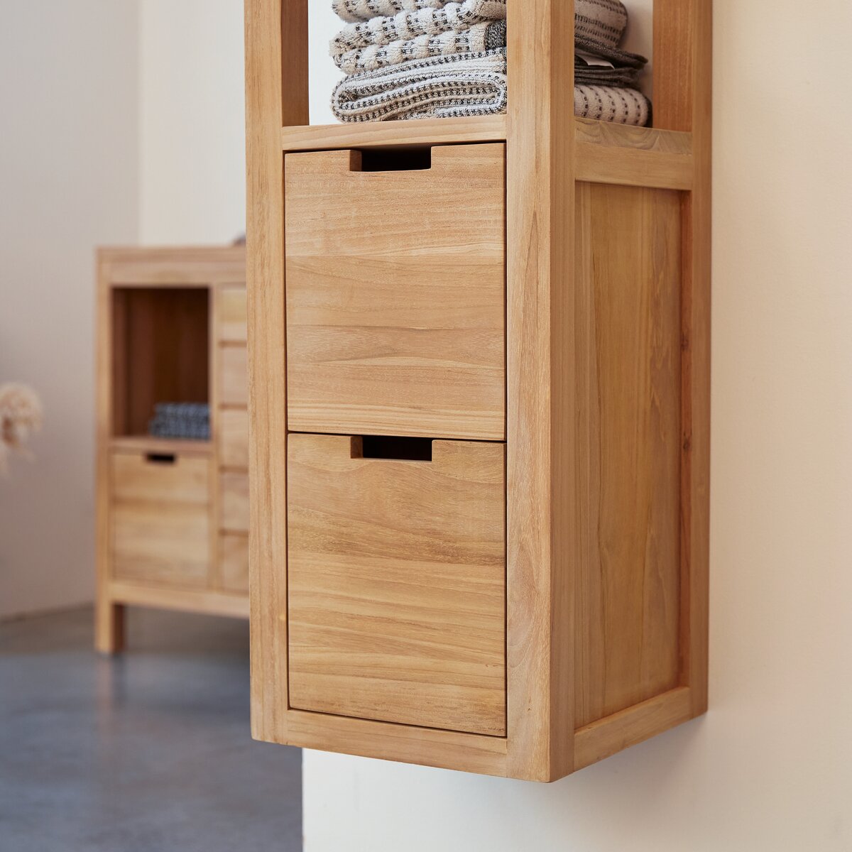 Serena - Hochschrank aus massivem Teak Serena - Hochschrank aus massivem Teak