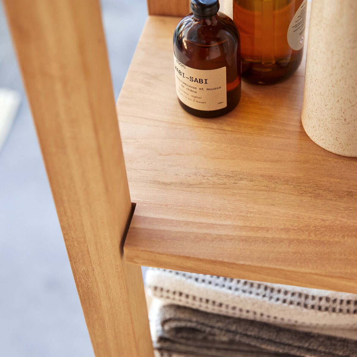 Serena - Hochschrank aus massivem Teak Serena - Hochschrank aus massivem Teak