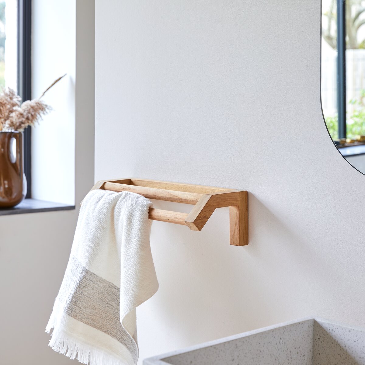 Kayu - Handtuchhalter zur Wandmontage aus massivem Teakholz Kayu - Handtuchhalter zur Wandmontage aus massivem Teakholz