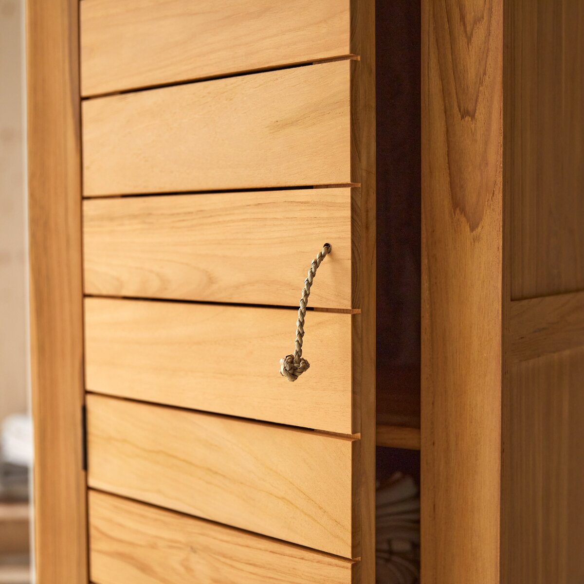 Minimalys - Schmaler Schrank aus massivem Teakholz Minimalys - Schmaler Schrank aus massivem Teakholz