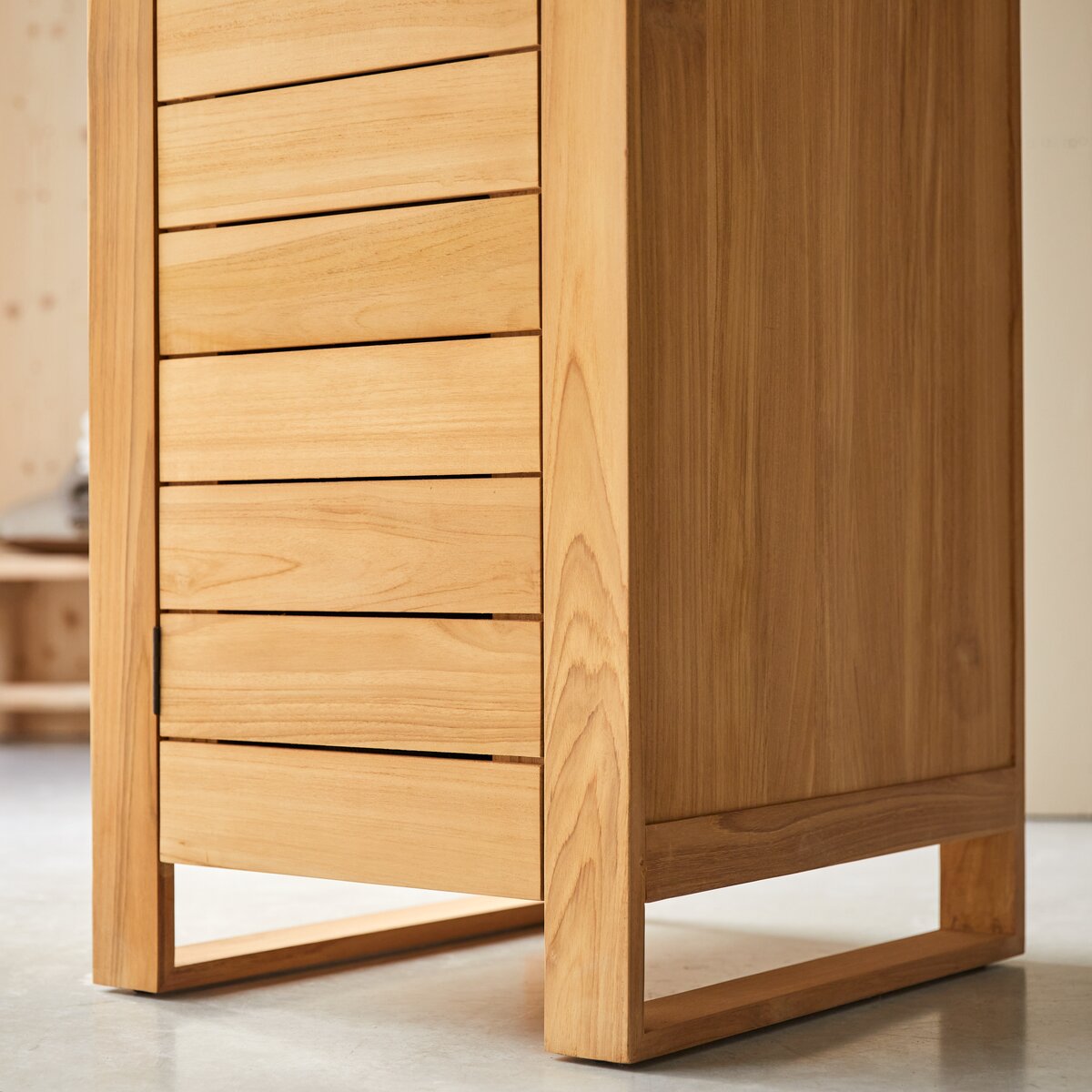 Minimalys - Schmaler Schrank aus massivem Teakholz Minimalys - Schmaler Schrank aus massivem Teakholz