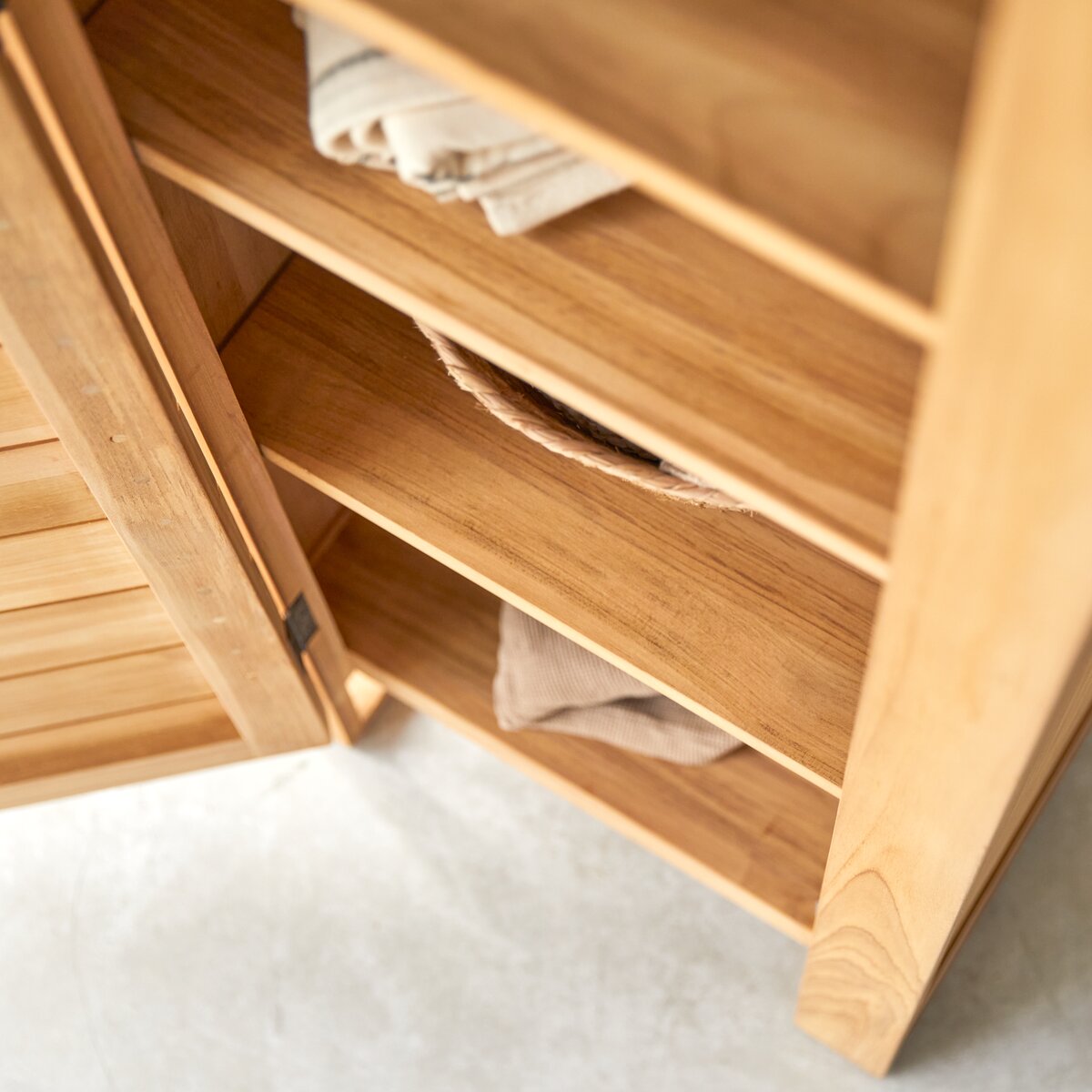 Minimalys - Schmaler Schrank aus massivem Teakholz Minimalys - Schmaler Schrank aus massivem Teakholz