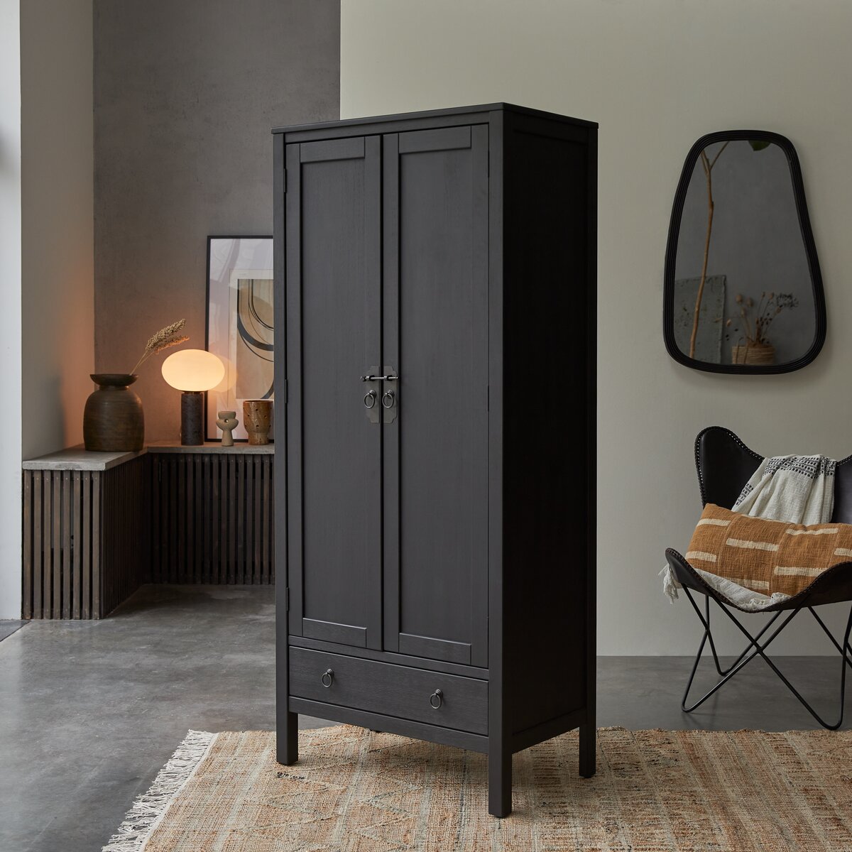 Thaki Black - Armadio in pino massello Thaki Black - Armadio in pino massello