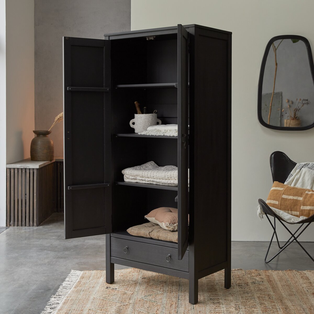 Thaki Black - Armario de madera de pino maciza Thaki Black - Armario de madera de pino maciza