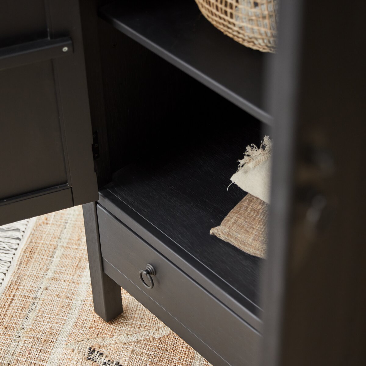 Thaki Black - Armario de madera de pino maciza Thaki Black - Armario de madera de pino maciza