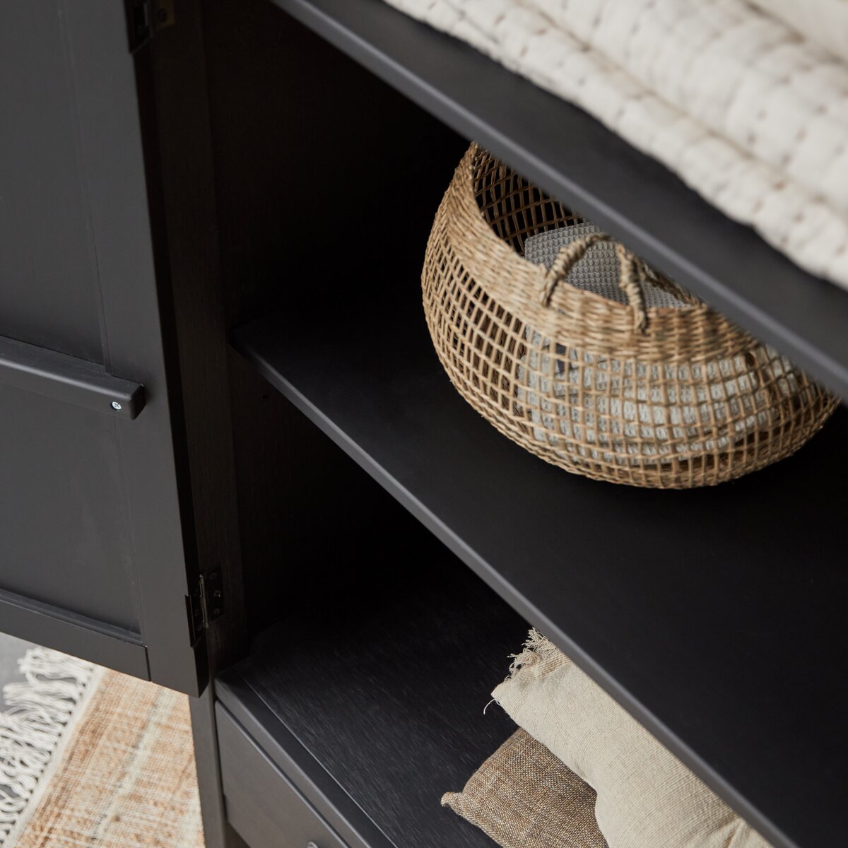 Thaki Black - Armario de madera de pino maciza Thaki Black - Armario de madera de pino maciza