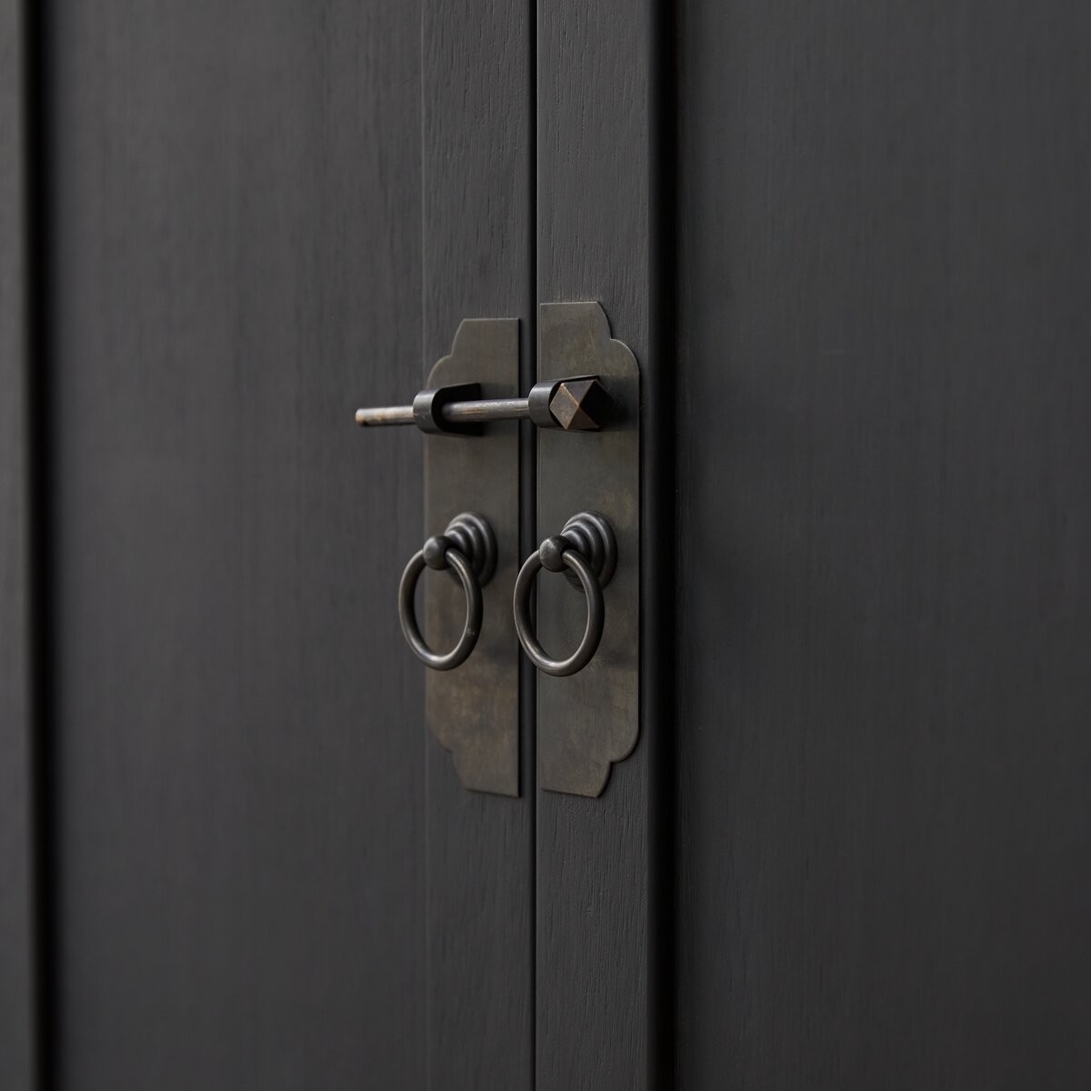 Thaki Black - Bahut en pin massif 80 cm Thaki Black - Bahut en pin massif 80 cm