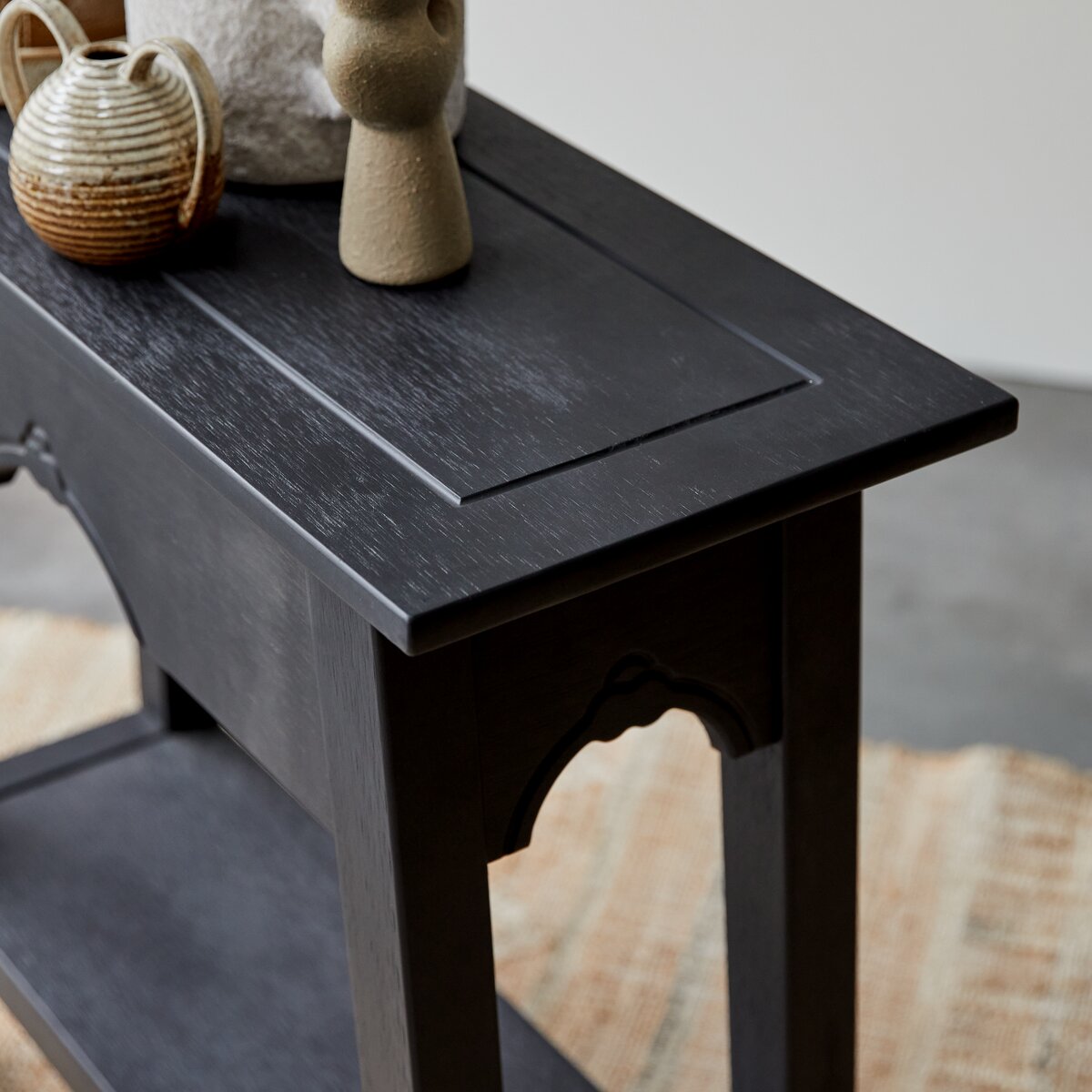 Thaki Black - Konsole aus massivem Kiefernholz Thaki Black - Konsole aus massivem Kiefernholz