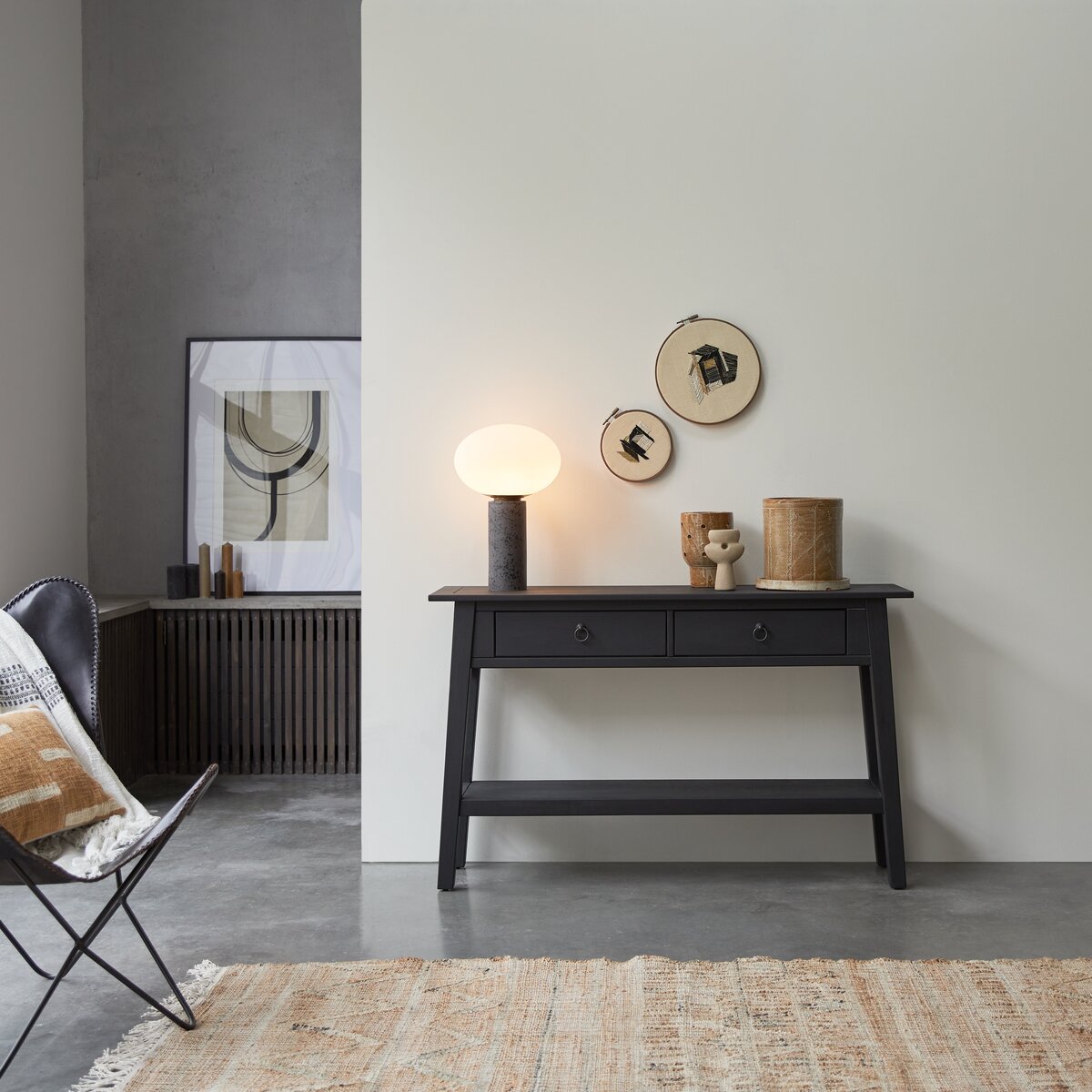 Thaki Black - Konsole aus massivem Kiefernholz mit 2 Schubladen Thaki Black - Konsole aus massivem Kiefernholz mit 2 Schubladen