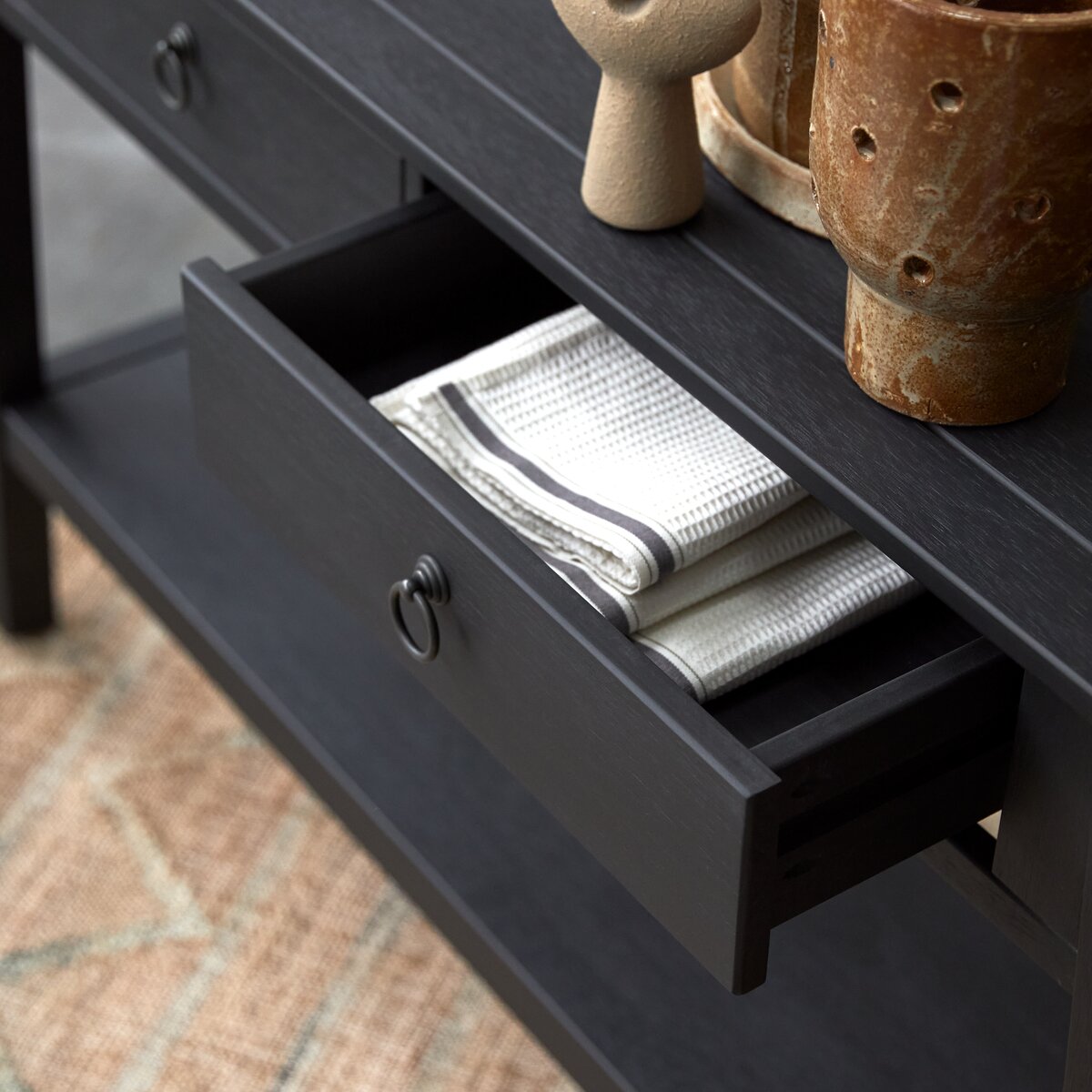 Thaki Black - Console en pin massif 2 tiroirs Thaki Black - Console en pin massif 2 tiroirs