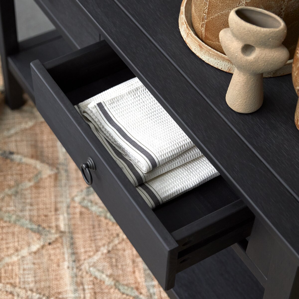 Thaki Black - Consola de pino macizo con 2 cajones Thaki Black - Consola de pino macizo con 2 cajones