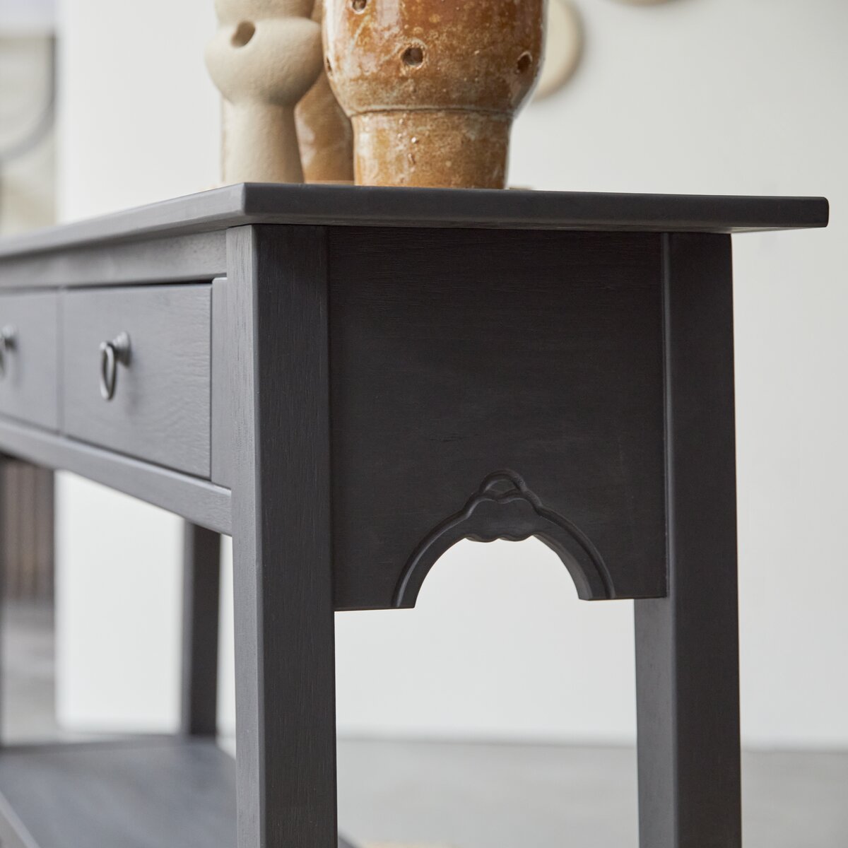 Thaki Black - Consolle in pino massello 2 cassetti Thaki Black - Consolle in pino massello 2 cassetti
