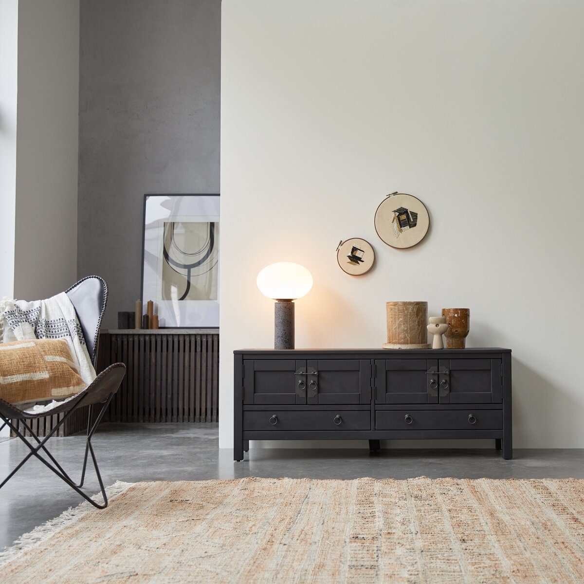 Thaki Black - Meuble TV en pin massif 140 cm Thaki Black - Meuble TV en pin massif 140 cm