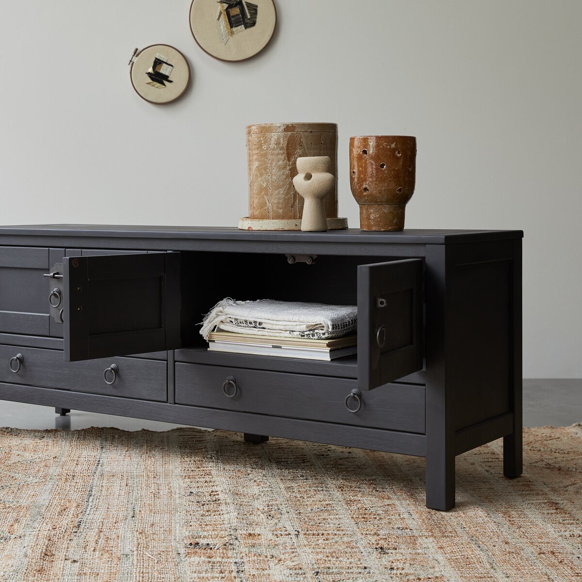 Thaki Black - Meuble TV en pin massif 140 cm Thaki Black - Meuble TV en pin massif 140 cm