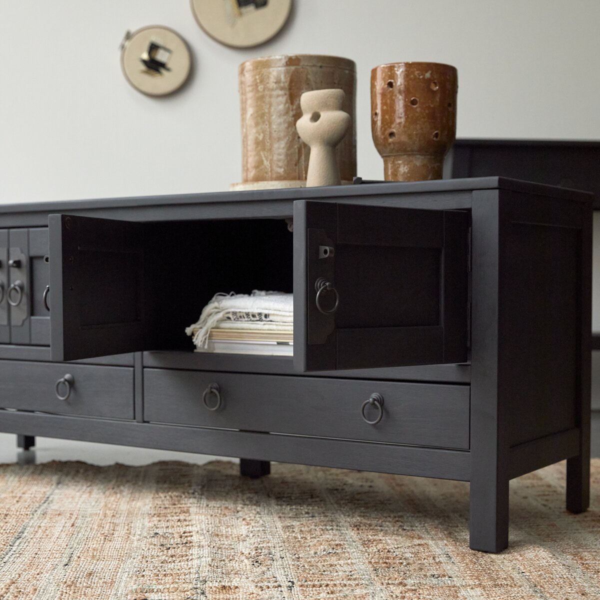 Thaki Black - Meuble TV en pin massif 140 cm Thaki Black - Meuble TV en pin massif 140 cm