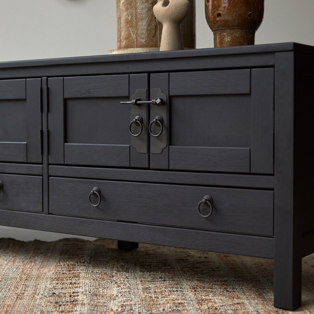 Thaki Black - Meuble TV en pin massif 140 cm Thaki Black - Meuble TV en pin massif 140 cm