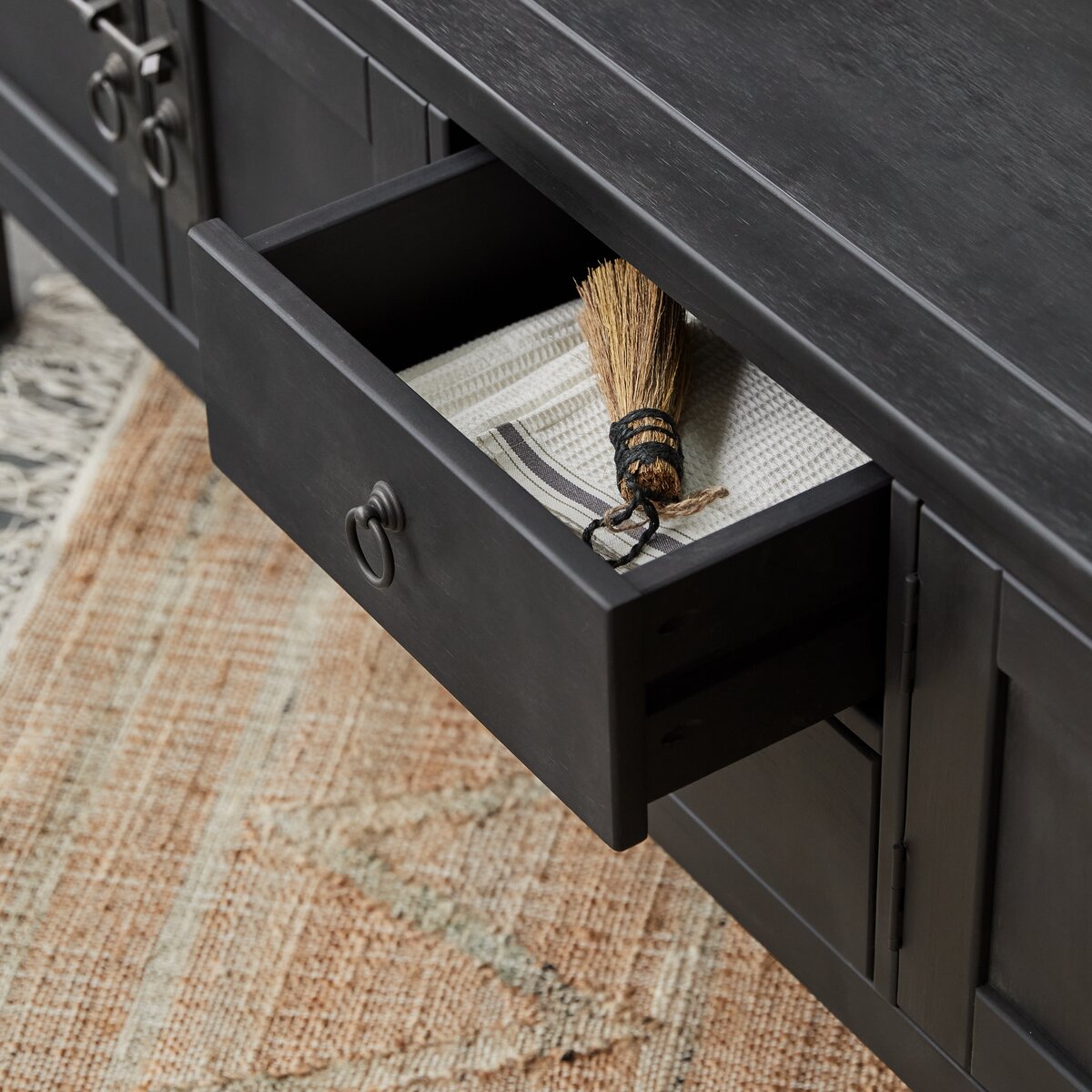 Thaki Black - TV-Schrank aus massiver Kiefer 170 cm Thaki Black - TV-Schrank aus massiver Kiefer 170 cm