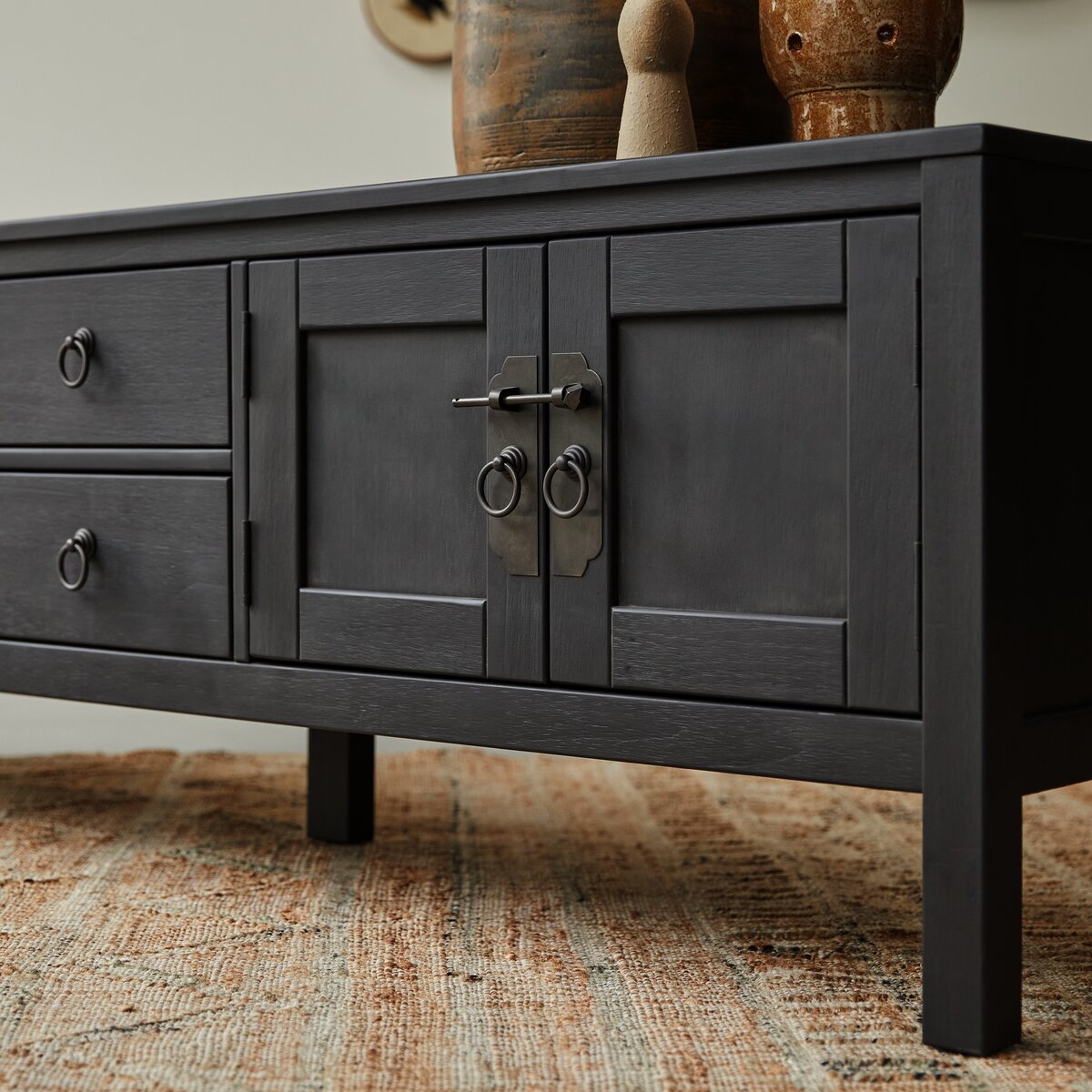 Thaki Black - Meuble TV en pin massif 170 cm Thaki Black - Meuble TV en pin massif 170 cm