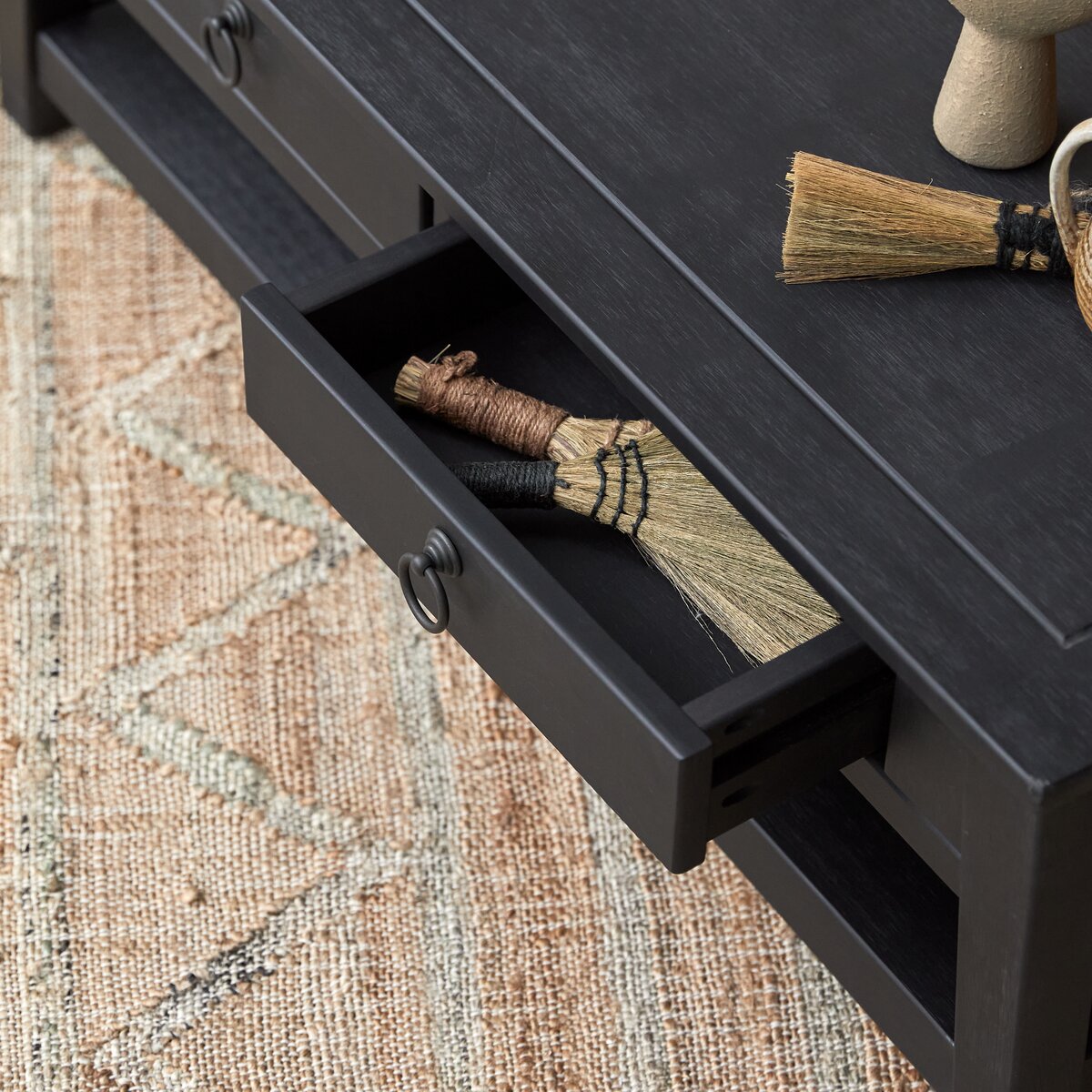 Thaki Black - Table basse en pin massif Thaki Black - Table basse en pin massif