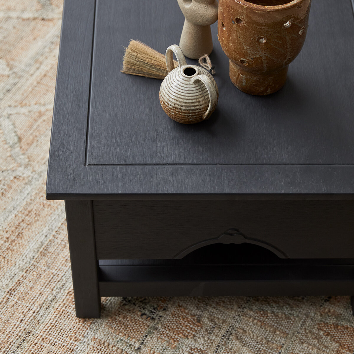 Thaki Black - Table basse en pin massif Thaki Black - Table basse en pin massif