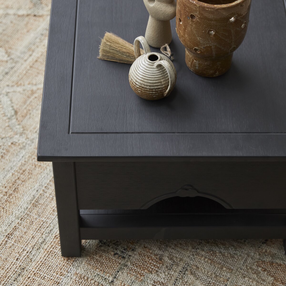 Thaki Black - Couchtisch aus Kiefer massiv Thaki Black - Couchtisch aus Kiefer massiv