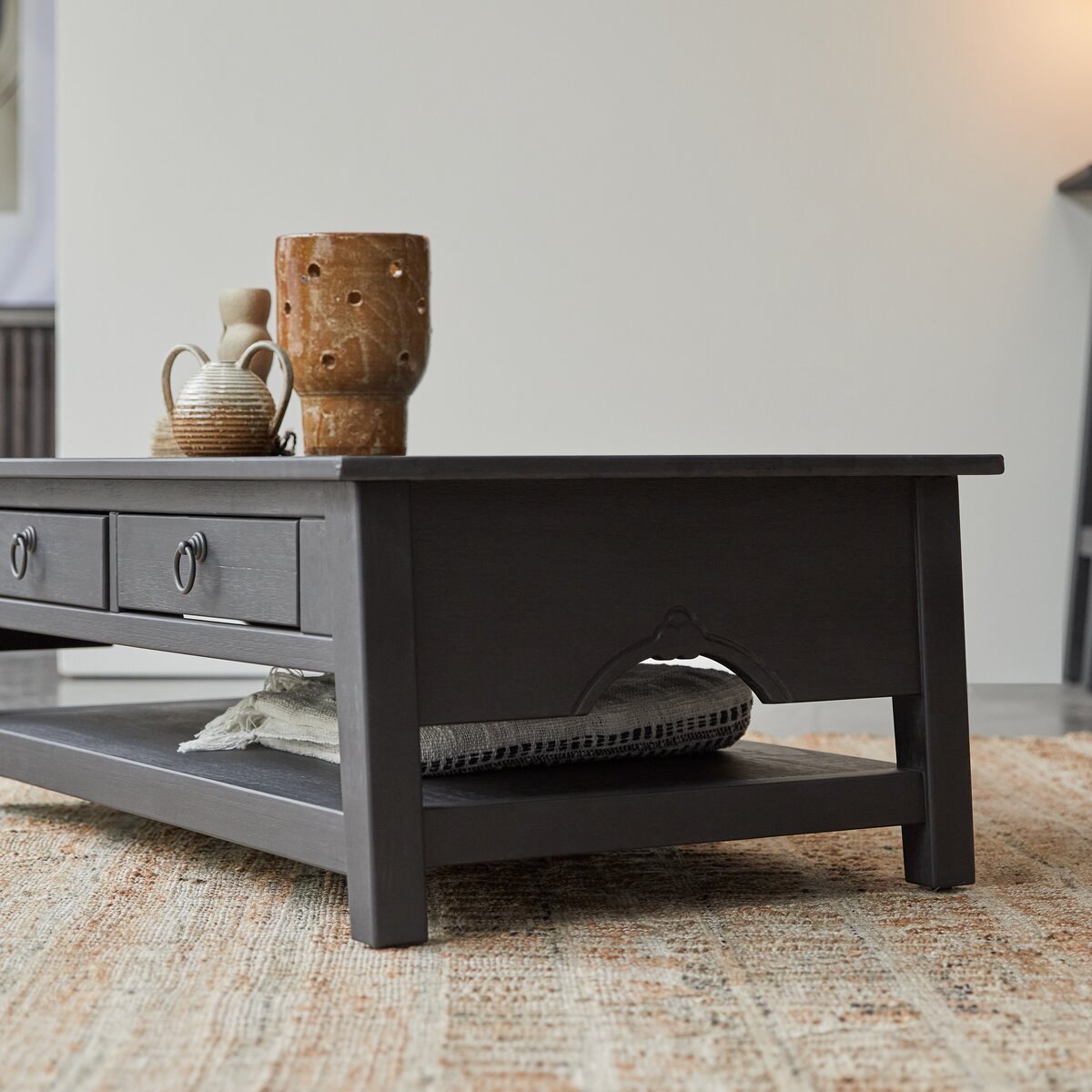 Thaki Black - Table basse en pin massif Thaki Black - Table basse en pin massif