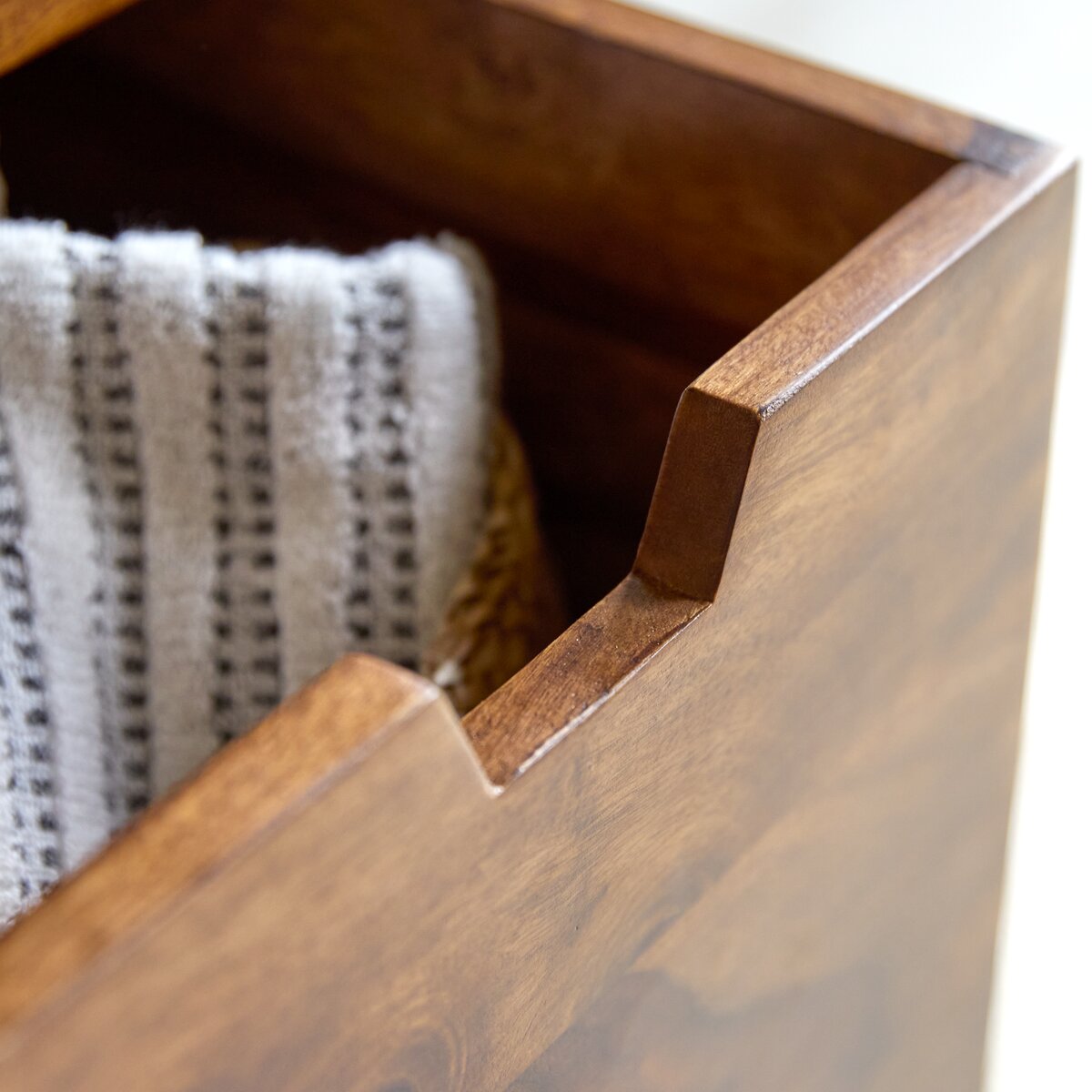 Kwarto - Hochschrank aus massivem Palisanderholz Kwarto - Hochschrank aus massivem Palisanderholz