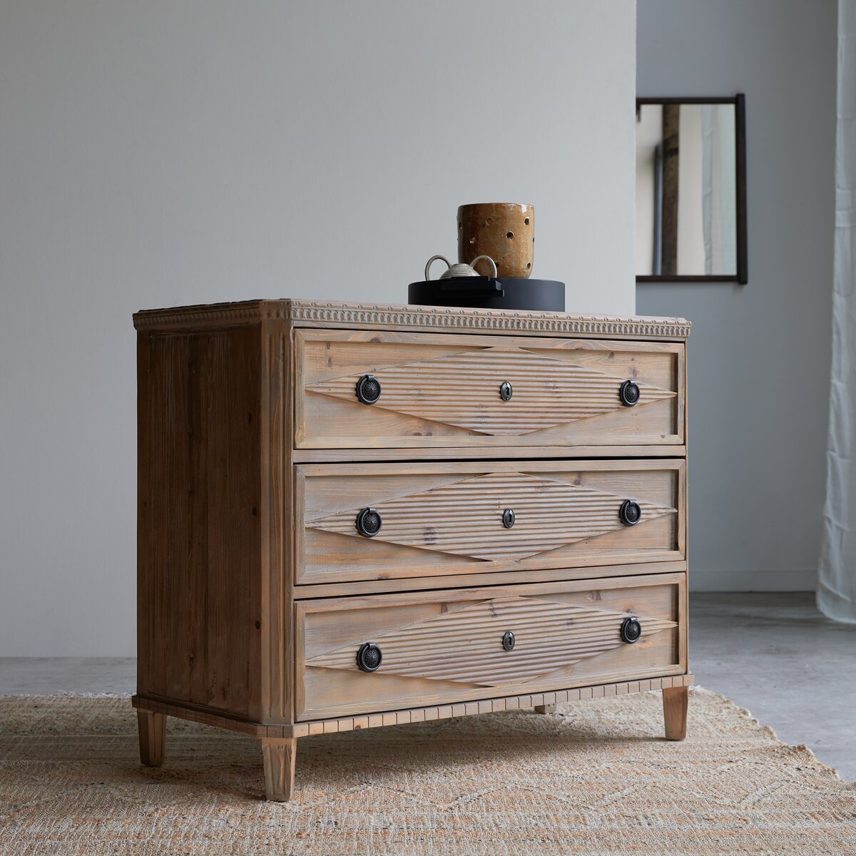 Emily - Kommode aus massiver recycelter Pinie Emily - Kommode aus massiver recycelter Pinie