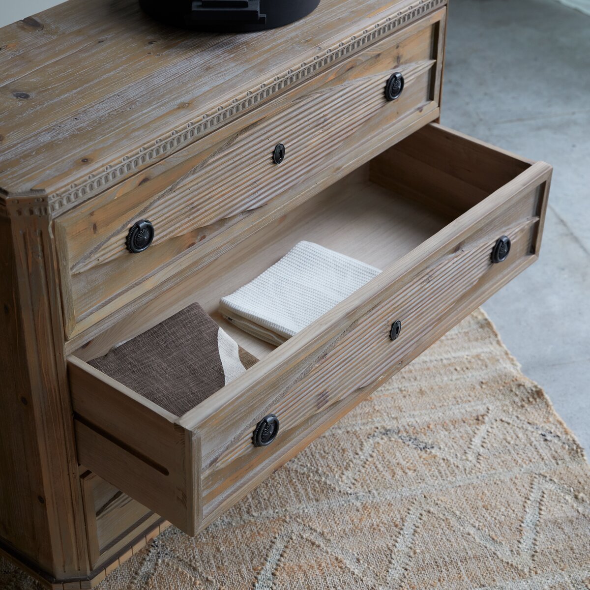 Emily - Commode en pin massif recyclé Emily - Commode en pin massif recyclé