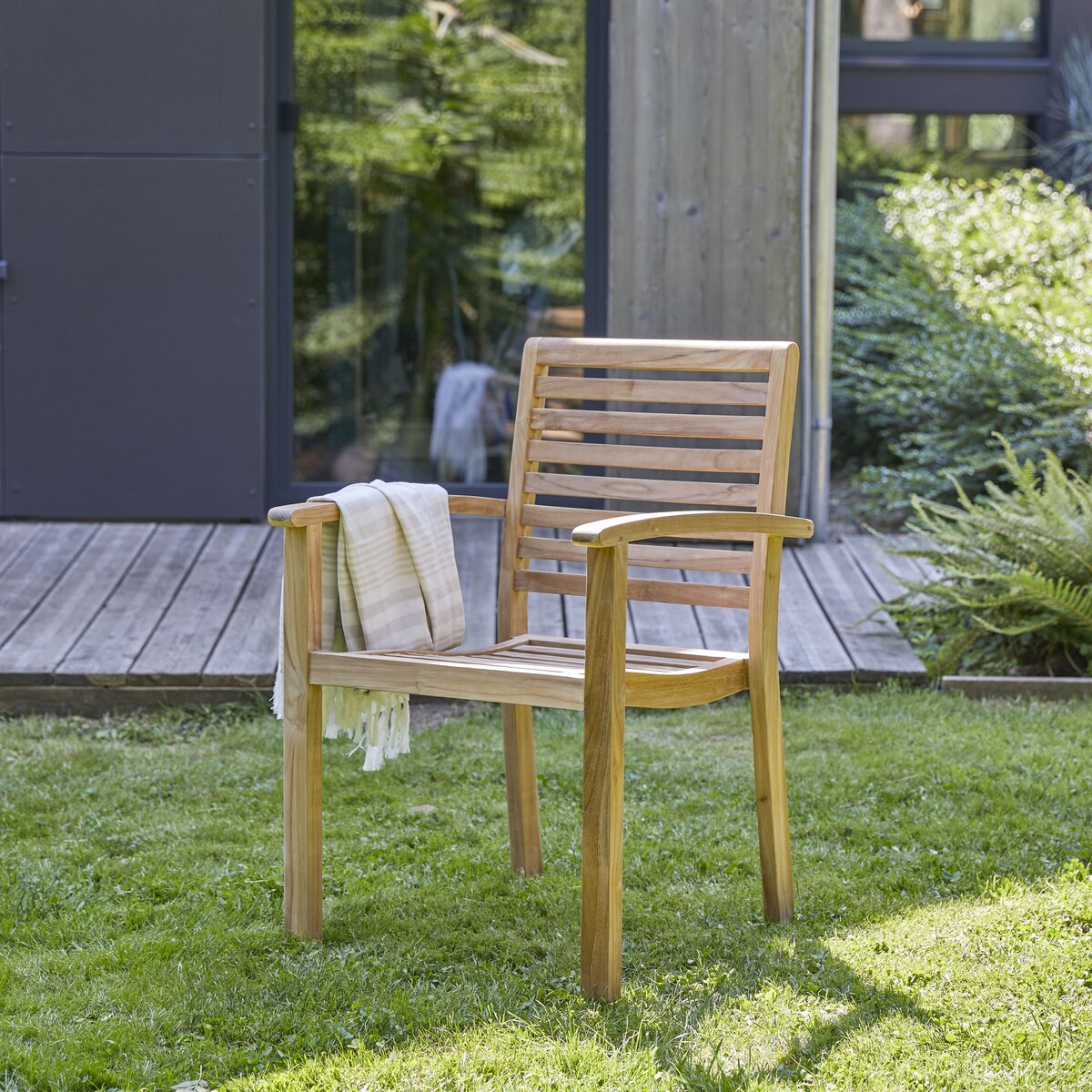 Fauteuil de jardin en teck - Assise à accoudoirs extérieur - Tikamoon