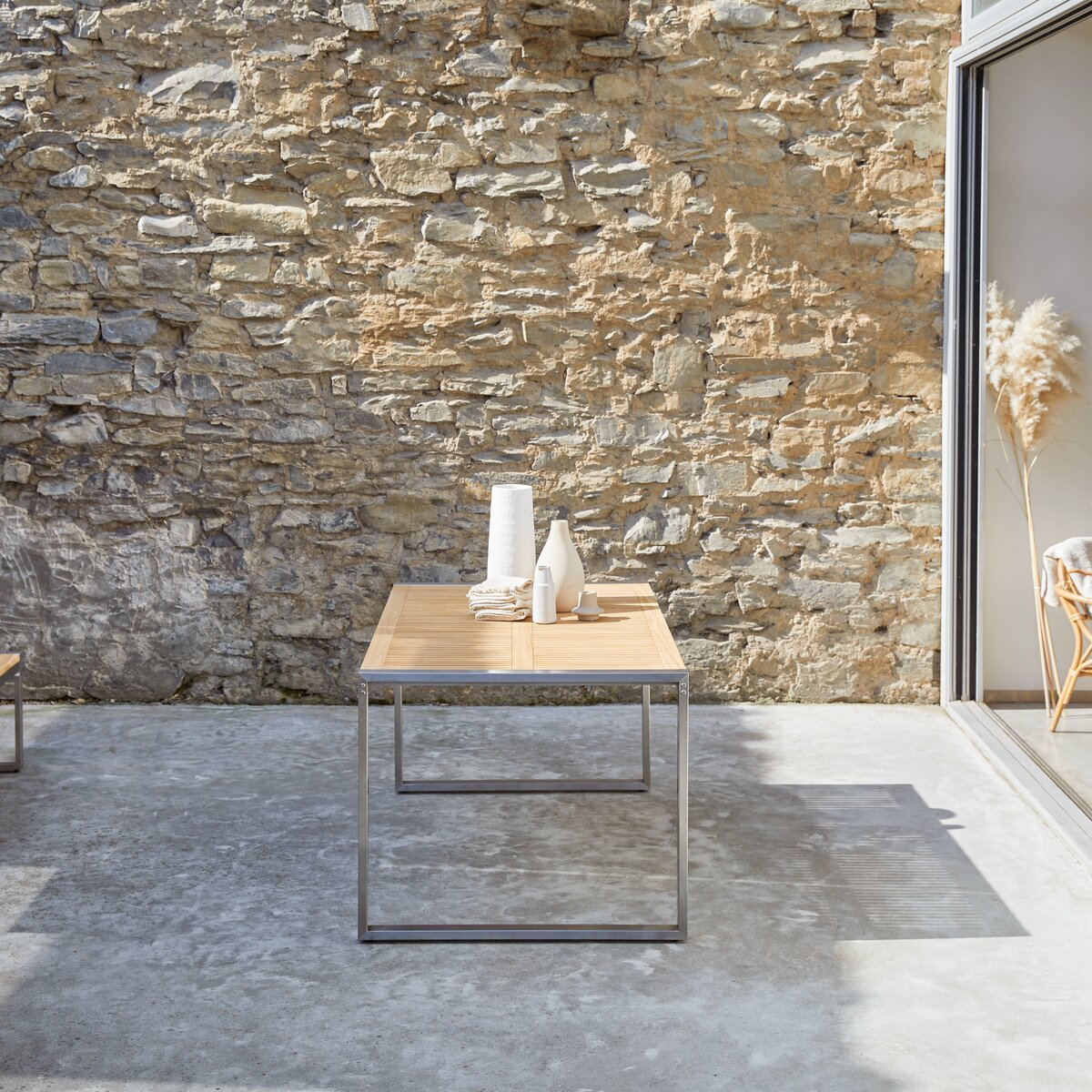 Arno - Table de jardin en teck massif et inox 4/6 pers. Arno - Table de jardin en teck massif et inox 4/6 pers.