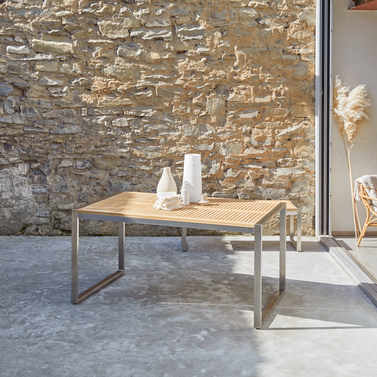 Arno - Table de jardin en teck massif et inox 4/6 pers. Arno - Table de jardin en teck massif et inox 4/6 pers.