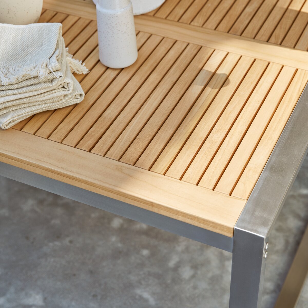 Arno - Table de jardin en teck massif et inox 4/6 pers. Arno - Table de jardin en teck massif et inox 4/6 pers.