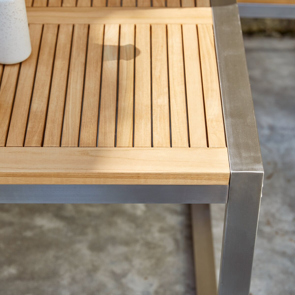 Arno - Table de jardin en teck massif et inox 4/6 pers. Arno - Table de jardin en teck massif et inox 4/6 pers.