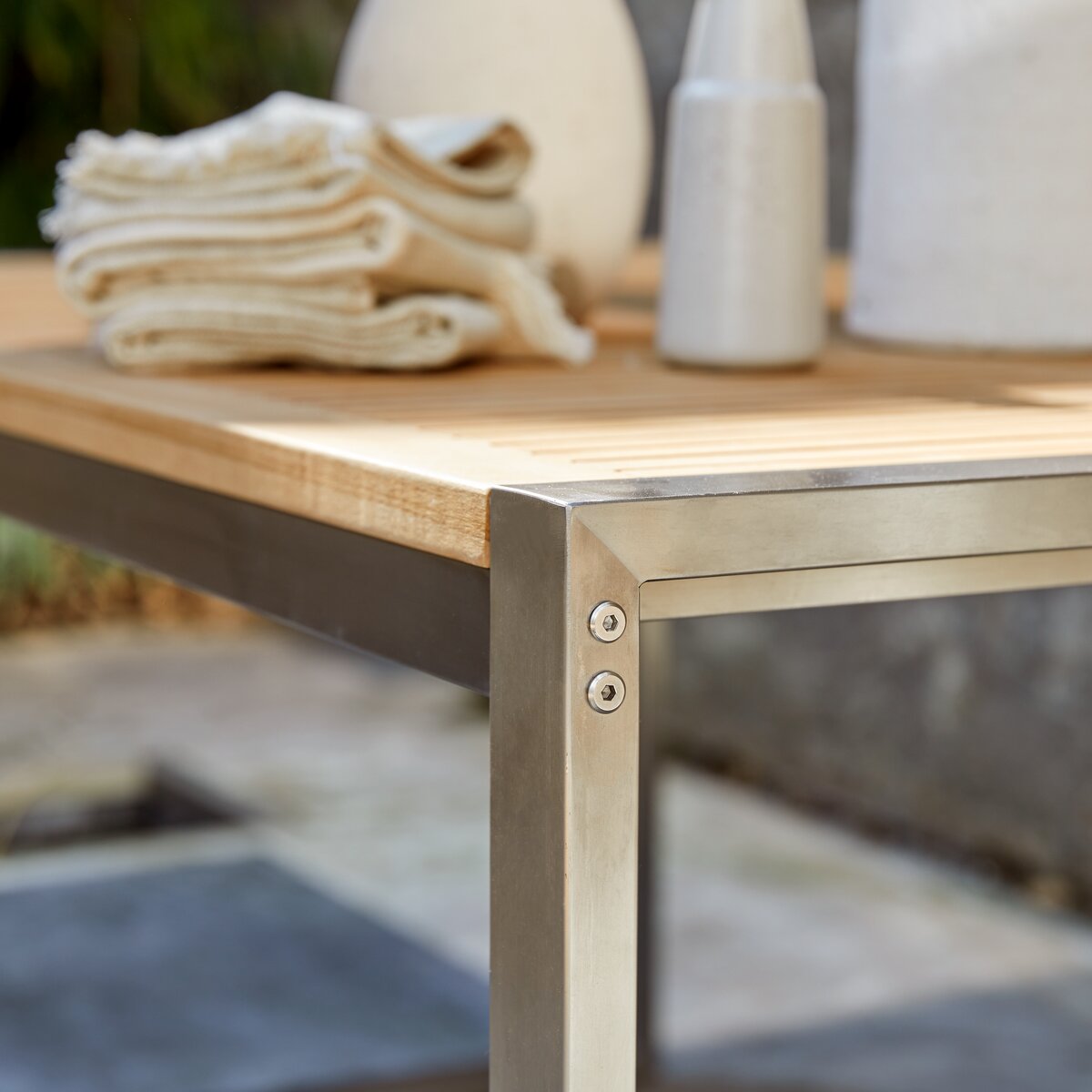 Arno - Table de jardin en teck massif et inox 4/6 pers. Arno - Table de jardin en teck massif et inox 4/6 pers.