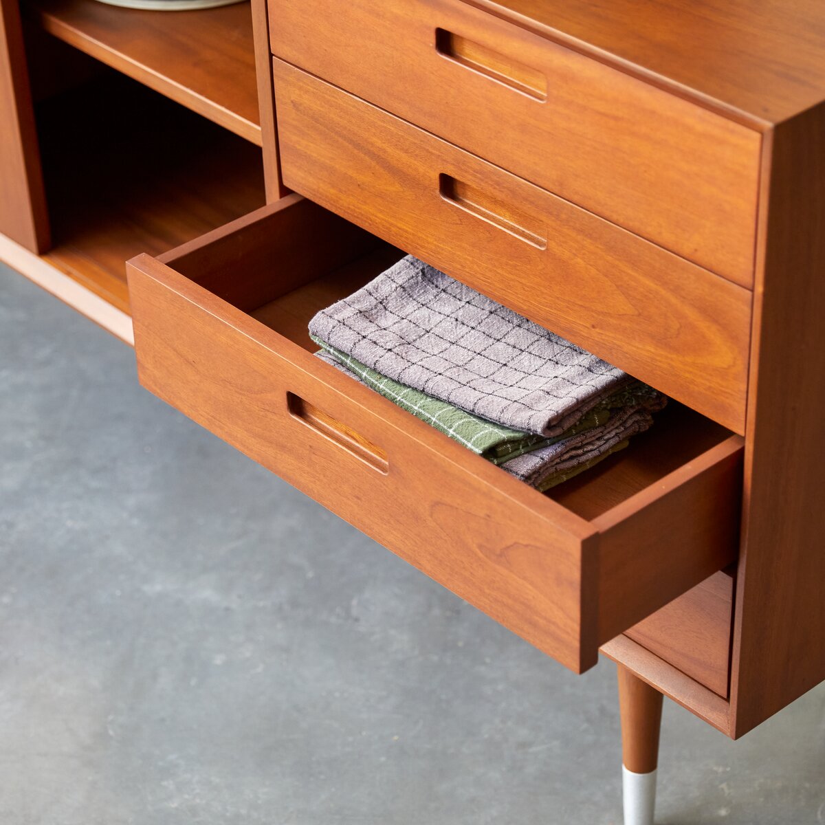 Magda 50's - Buffet en acajou massif 200 cm Magda 50's - Buffet en acajou massif 200 cm
