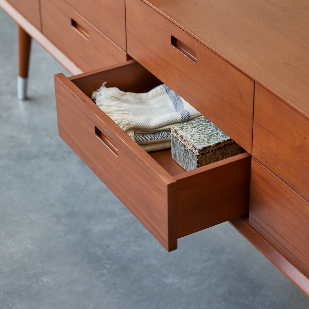Magda 50's - Commode basse en acajou massif Magda 50's - Commode basse en acajou massif