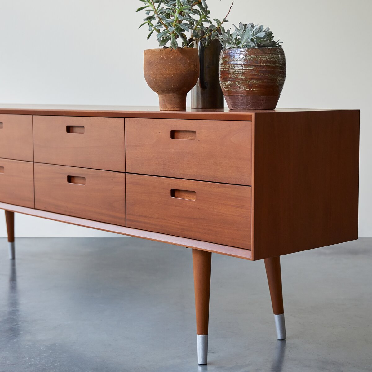 Magda 50's - Commode basse en acajou massif Magda 50's - Commode basse en acajou massif
