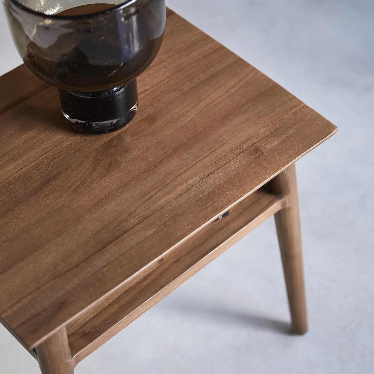 Vintage - Nachttisch aus massivem Teakholz Vintage - Nachttisch aus massivem Teakholz