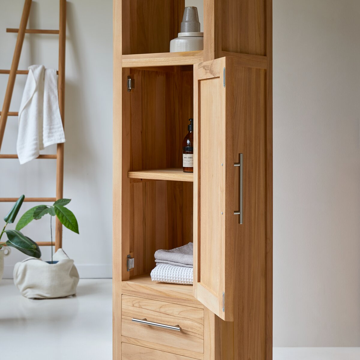 Layang - Hochschrank aus massivem Teakholz Layang - Hochschrank aus massivem Teakholz
