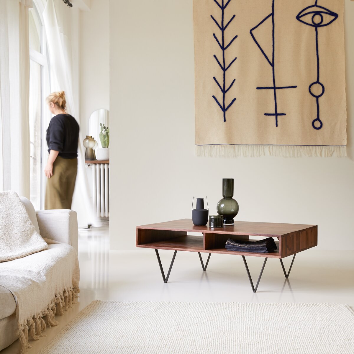 Petite table basse pieds en épingle et bois massif pour salon