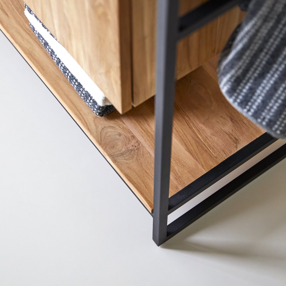 Michal - Waschtischunterschrank aus massivem Teakholz und Metall 140 cm Michal - Waschtischunterschrank aus massivem Teakholz und Metall 140 cm