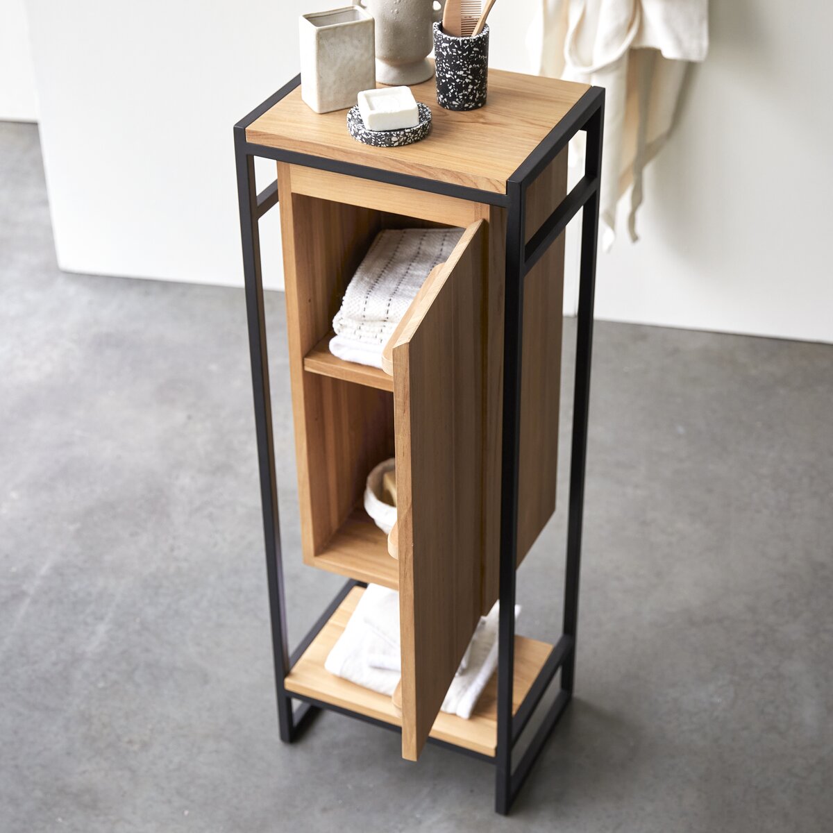 Michal - Mueble bajo en teca maciza y metal Michal - Mueble bajo en teca maciza y metal
