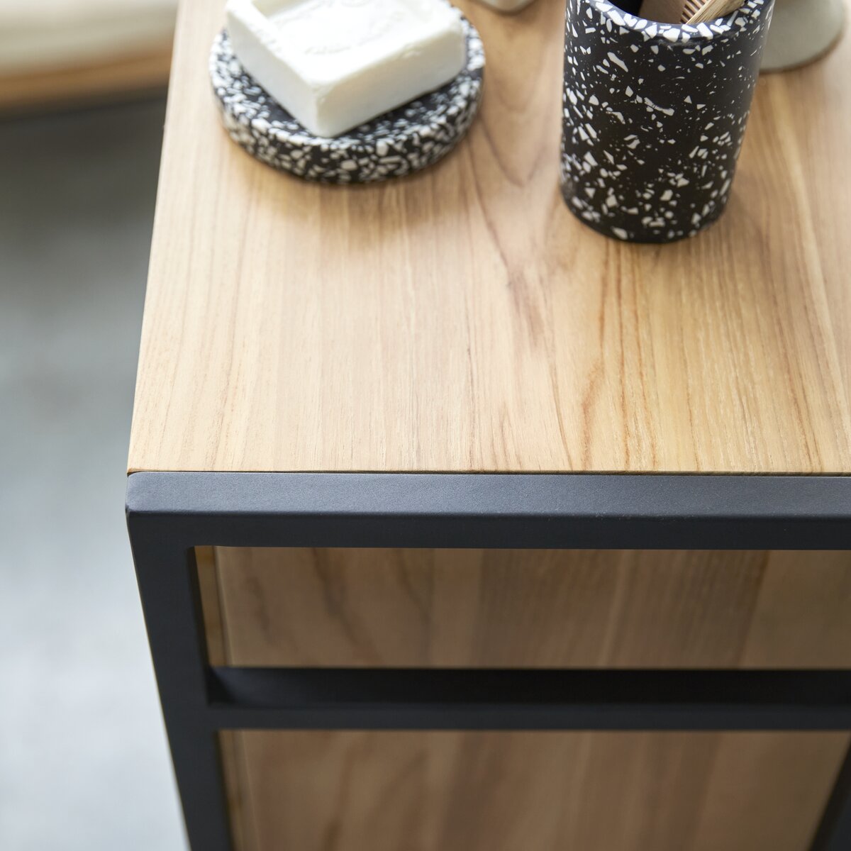 Michal - Mueble bajo en teca maciza y metal Michal - Mueble bajo en teca maciza y metal